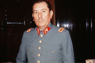 CARLOS PRATS GONZÁLEZ NÉ LE 24 FÉVRIER 1915 MORT ASSASSINÉ LE 30 SEPTEMBRE 1974, FUT LE GÉNÉRAL EN CHEF DES ARMÉES CHILIENNES DE 1970 À 1973 SOUS LA PRÉSIDENCE D'EDUARDO FREI MONTALVA PUIS DE SALVADOR ALLENDE. IL FUT ÉGALEMENT MINISTRE DE L'INTÉRIEUR PUIS DE LA DÉFENSE DE SALVADOR ALLENDE.