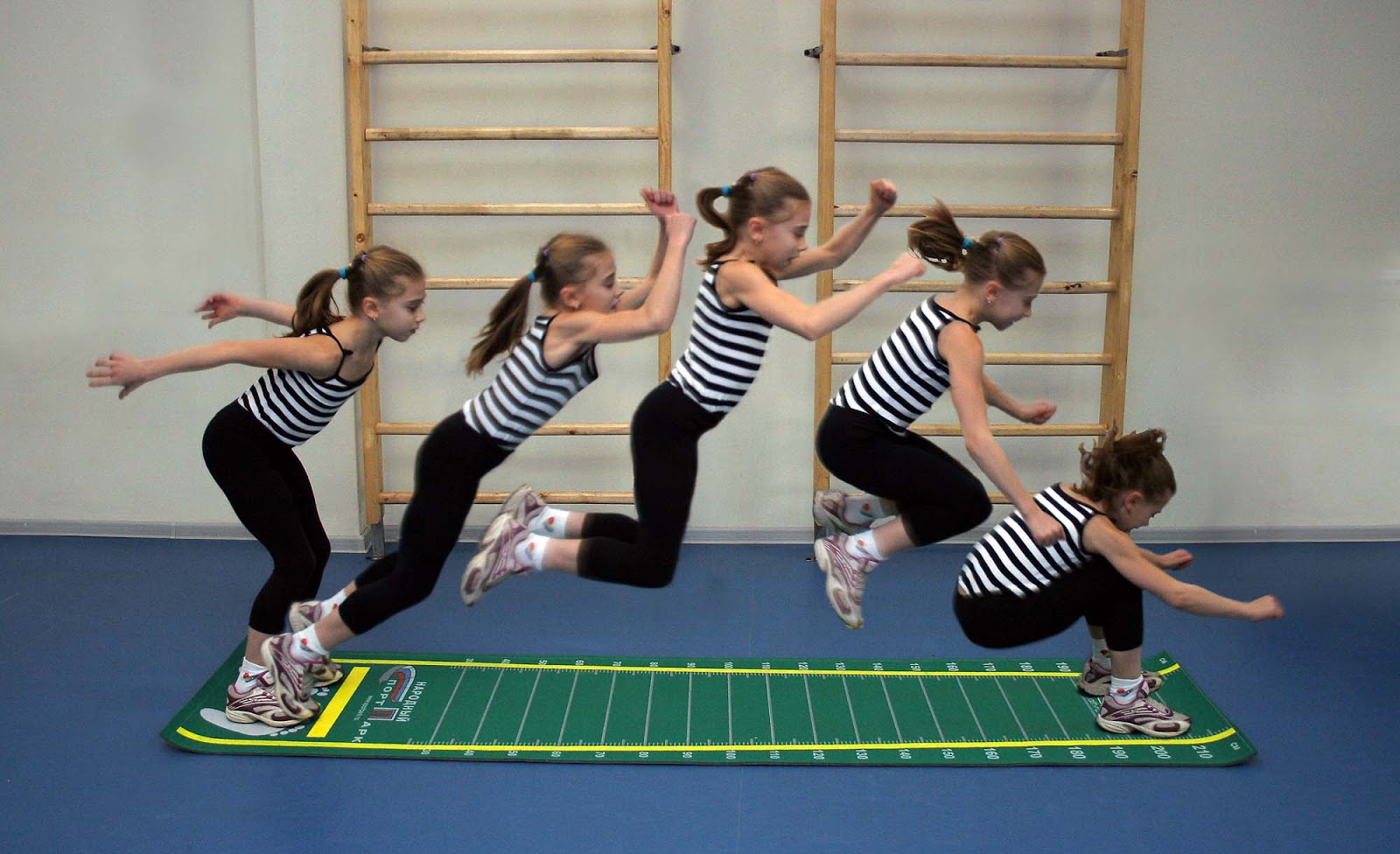 Занятия по квадробике. Дети на физкультуре. Прыжок в длину с места. Ребенок физкультура в прыжке. Урок физической культуры.