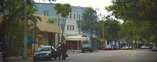 Paseando por Coconut Grove. En el centro el Playhouse. Jefferson Aleman