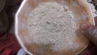 add-paprika-powder-into-chicken-noodles-masala-powder