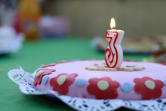 Torta di compleanno con candelina accesa. Canon EF 50mm f/1.8 II a F:2.2