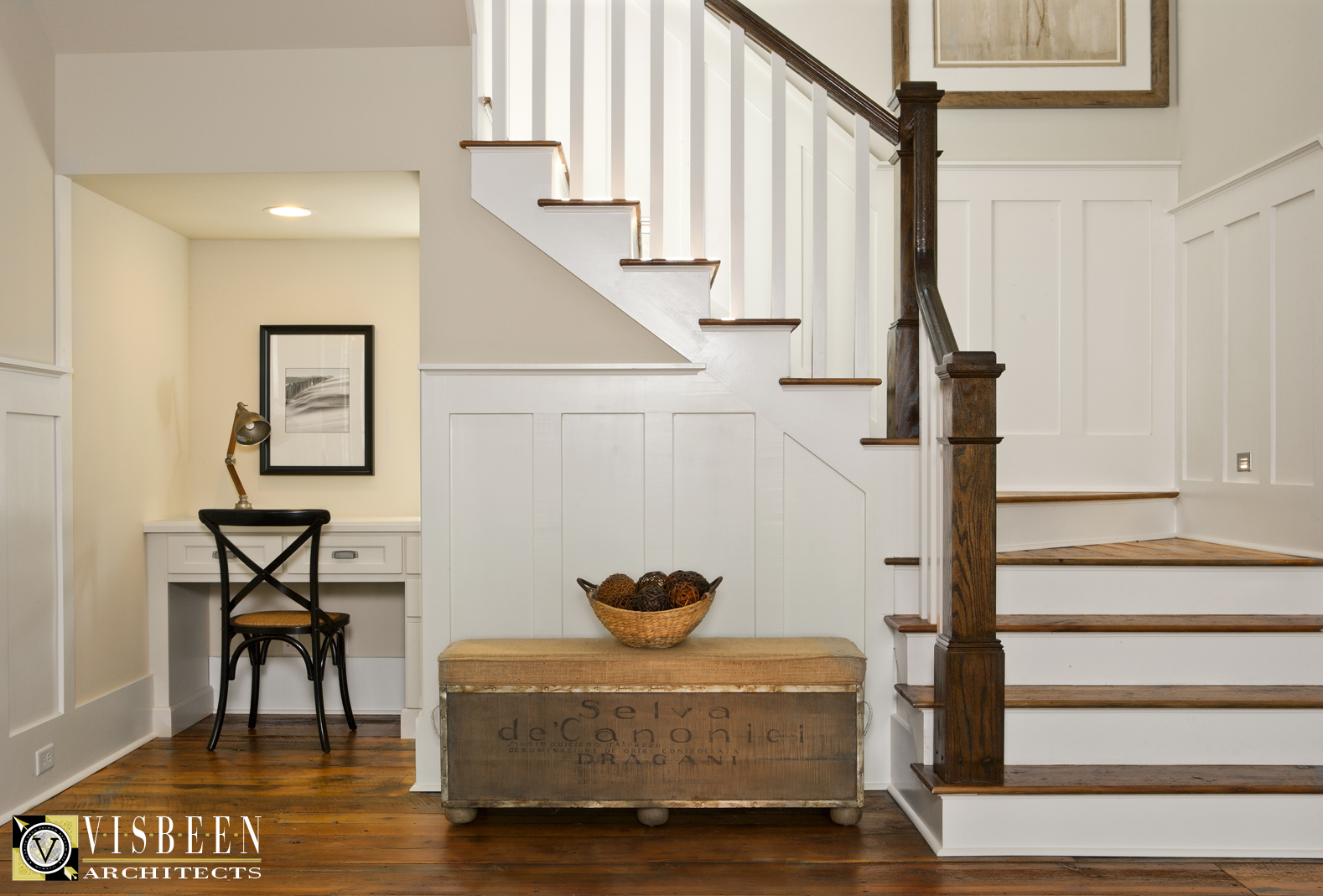 Лестница в интерьере. Стена под лестницей. Интерьер прихожей в частном доме. Цвета под лестницей. Лестница в американском стиле в доме.