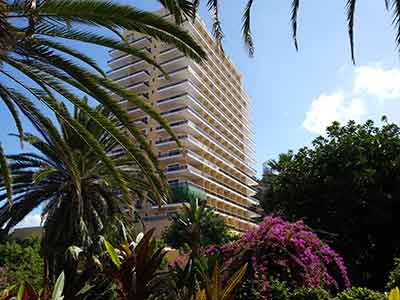 Lateral y trasera del edificio del hotel Sunlight Bahía Príncipe San Felipe Los principales instalaciones y servicios de este establecimiento hotelero de Puerto de la Cruz