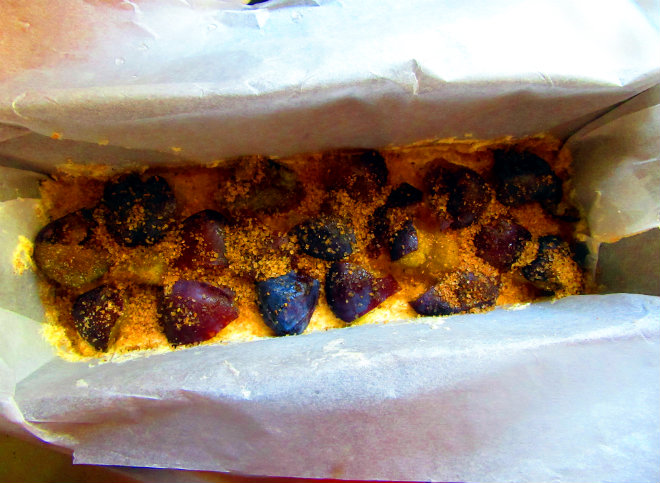 Mirisni kolač sa šljivama 4 korak pripreme Spiced plum pound cake by Laka kuharica: spread half of the batter in the base of the loaf tin, scatter over half of the plums.