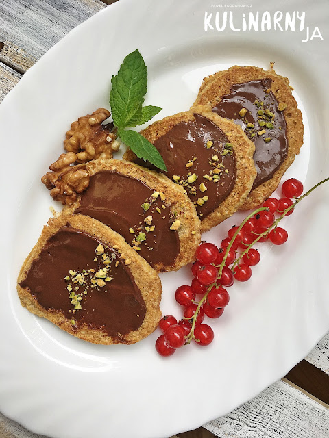 Bezglutenowe pancaces z kakaowym tahini i owocami 