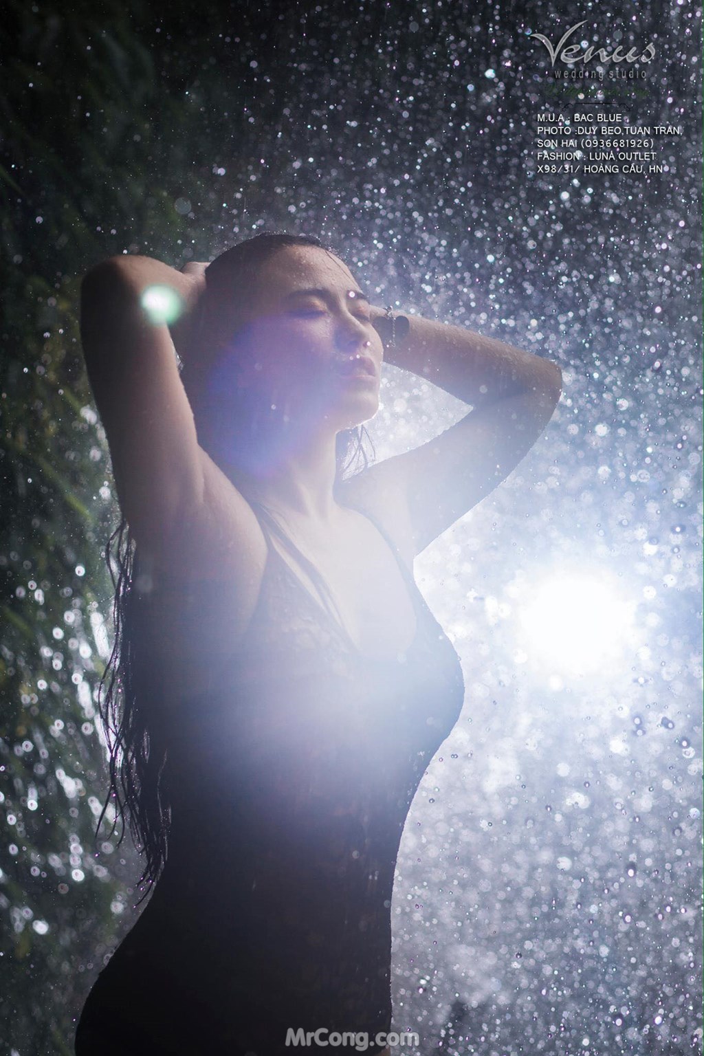 Linh Miu boldly let go of her chest in a set of photos taken under a waterfall