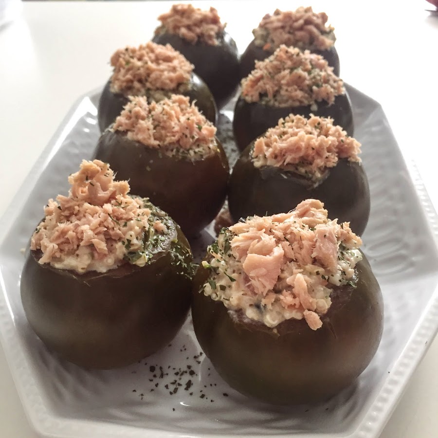 Tomates rellenos de ensaladilla de quinoa y atún