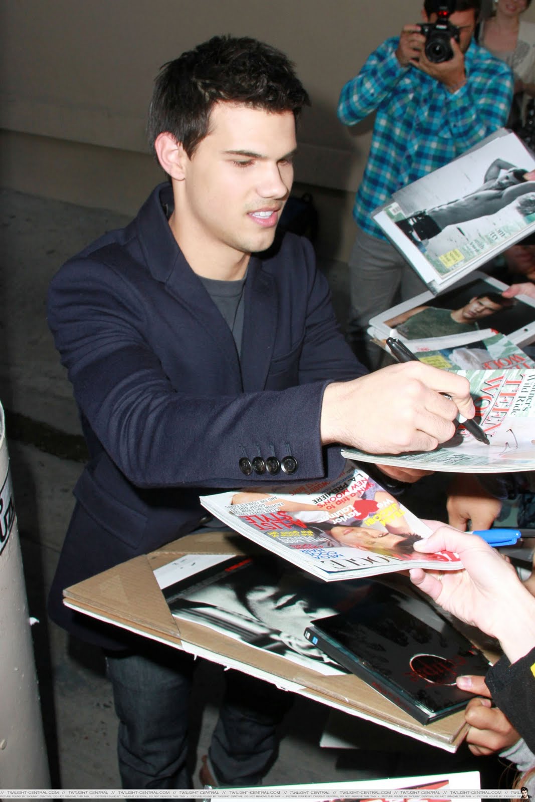 Данная тейлор. Автограф Тейлор Лотнер. Taylor Lautner signing Autographs. Давать автограф. Раздача автографов.