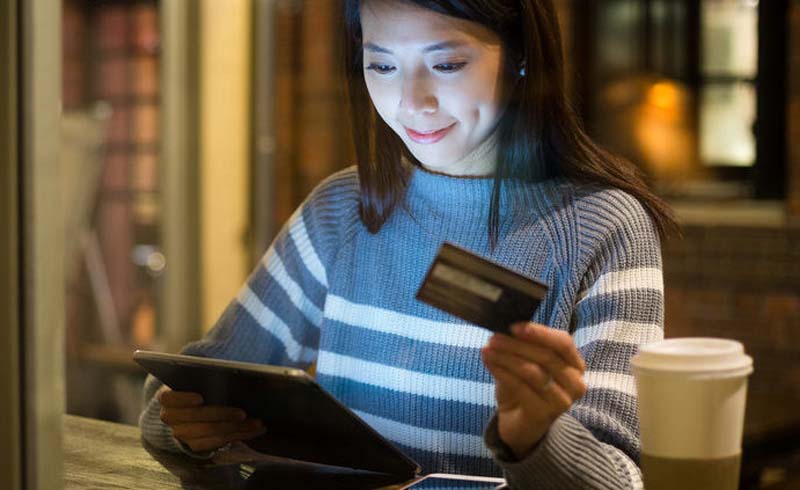 4 Reasons Why You Shouldn't Use Your Debit Card Anywhere Except the ATM