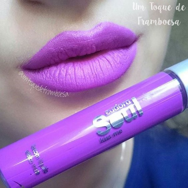 Swatch do batom líquido matte Eudora Soul Kiss me Roxo Euforia