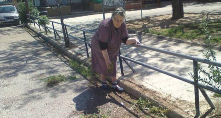 Χίος: γιαγιά καθαρίζει επί 33 χρόνια τον δρόμο που περνάει ο Επιτάφιος γιατί ο δήμος ειναι ανύπαρκτος προφανώς!