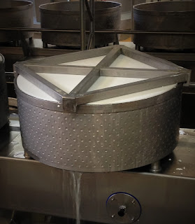 fromage morbier, morbier aop, ligne noire morbier, cendre morbier, fabrication morbier, recette morbier, recette fromage, blog fromage, blog fromage maison, faire son fromage, faire du fromage, lait cru, la laiterie de paris, tour de france fromage, tour du monde fromage, pierre coulon, fromagerie urbaine, fromagerie paris