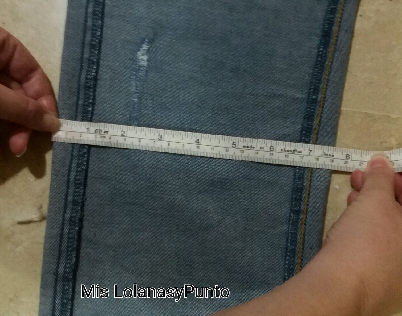 Mis hacer una funda para sombrilla, reciclando unos patalones vaqueros.