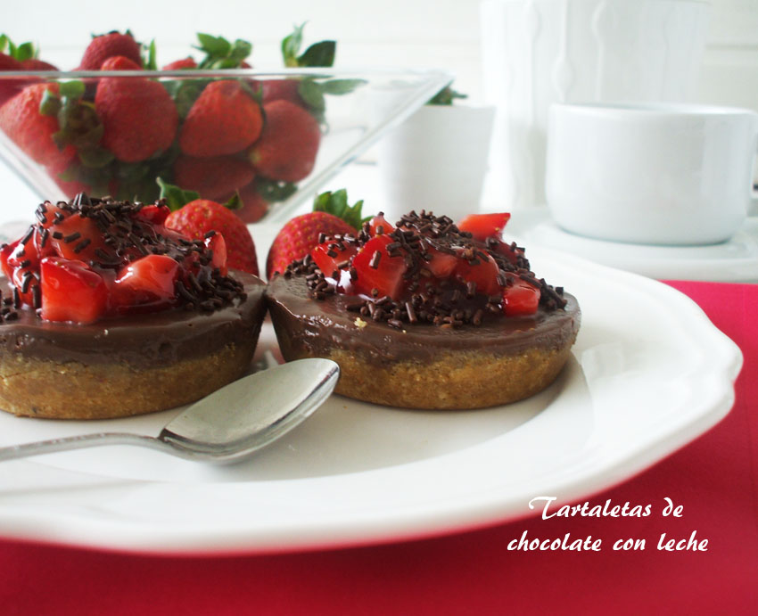 Tartaletas de chocolate con leche y fresas {sin horno}
