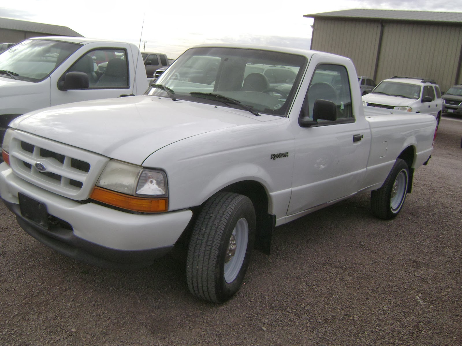 MAQUINARIA AGRICOLA INDUSTRIAL: Camioneta Ford Ranger 2000 $3,900 Dlls