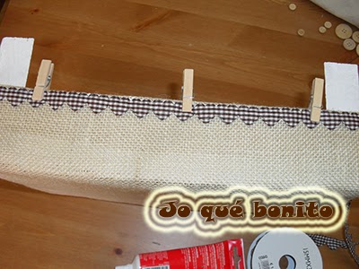 Caja de fresas reciclada con arpillera