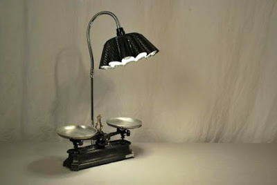 diseño de lampara con utensilios reciclados de la cocina