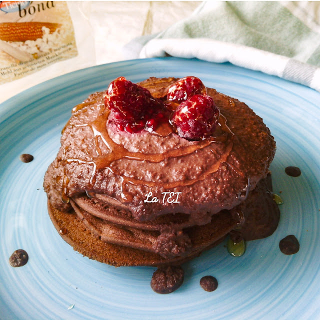 Pancake al cacao con lamponi