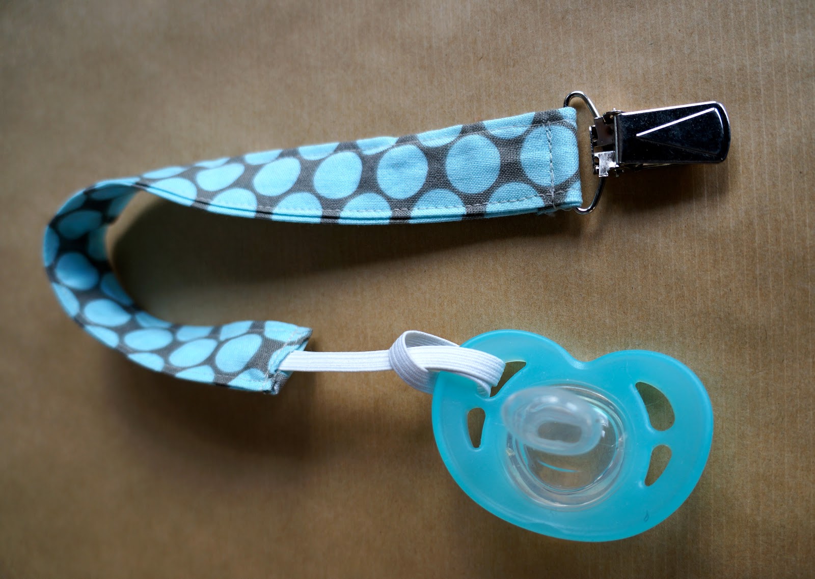 hardly-housewives-diy-pacifier-holder