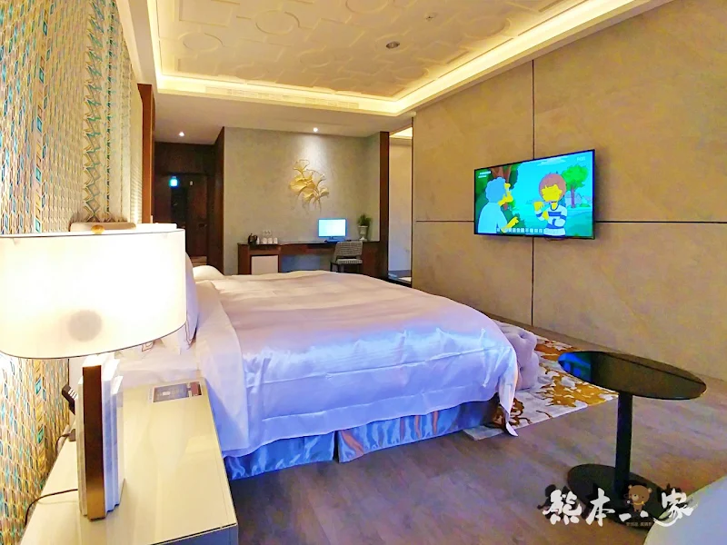 三重江月行館|挑高房型與媲美好樂迪KTV視聽室獨立空間|大窗綠化環境好舒適