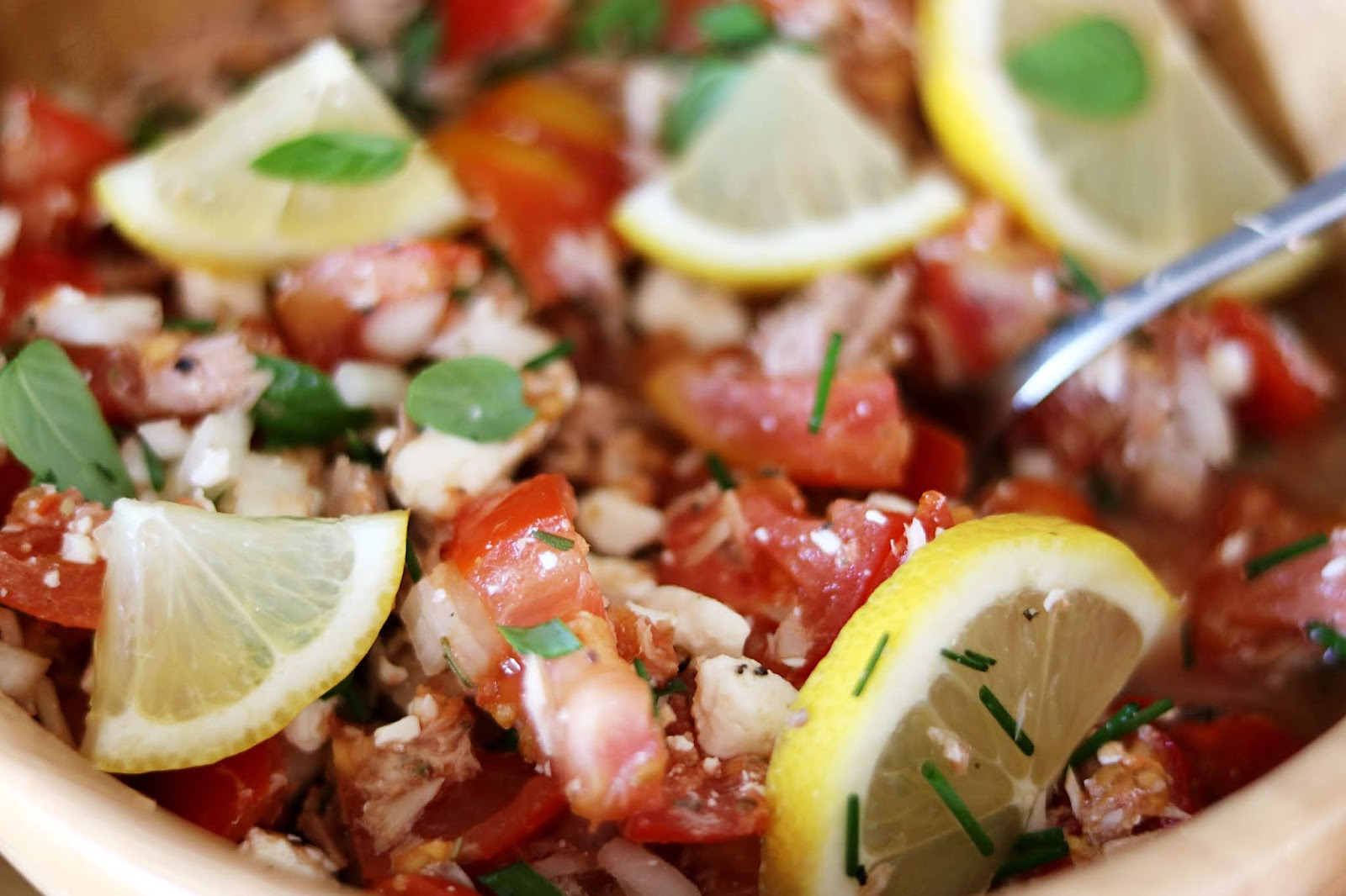 Rezept: sommerlicher Salat mit Thunfisch, Tomaten und frischen Kräutern ...