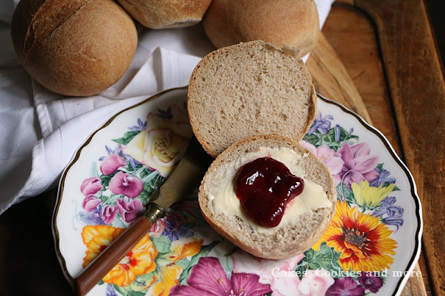 Knusprige Ruchmehlbrötchen mit dem Salz-Hefe-Verfahren