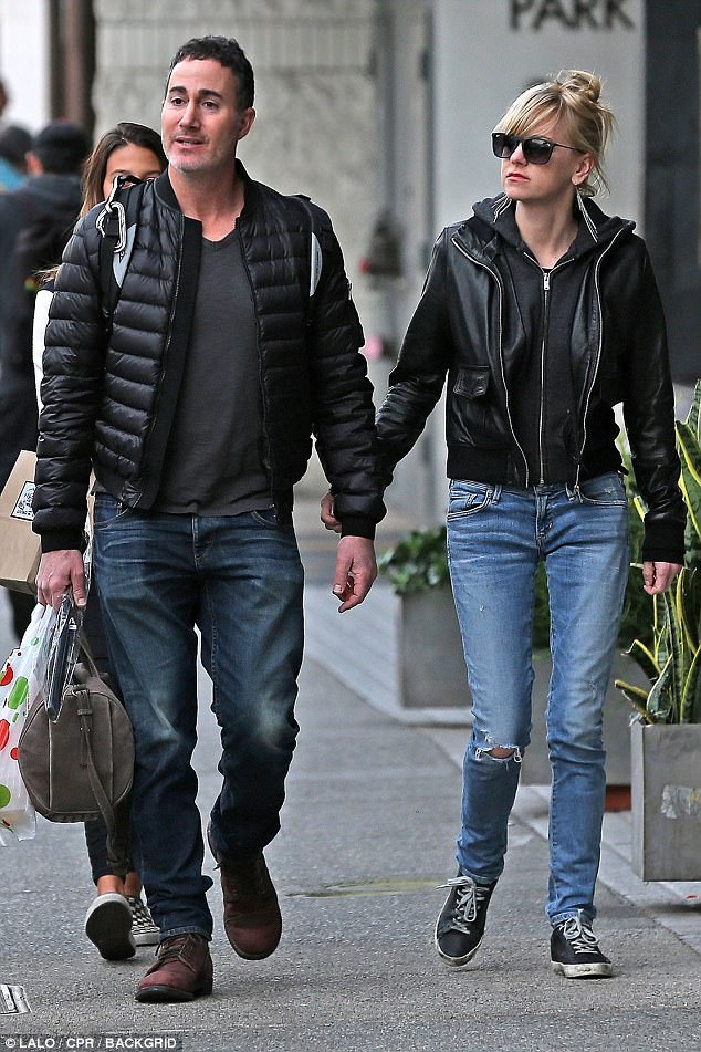 StarrLab: Anna Faris cosies up to boyfriend Michael Barrett as they