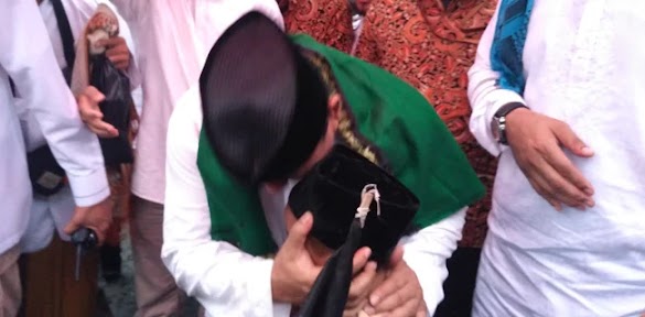 Bisikan Prabowo ke Telinga Anak-Anak di Haul Habib Kwitang Bisikan Prabowo ke Telinga Anak-Anak di Haul Habib Kwitang
