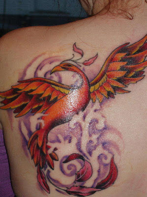 tatuaje ave fenix naranja y rojo