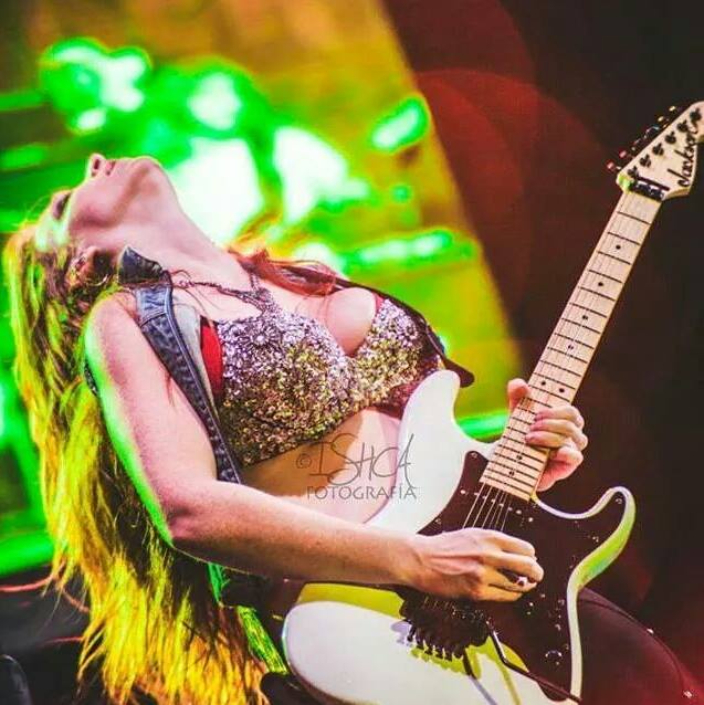 Skinny Devil Magazine: GUITAR GODS: Courtney Cox