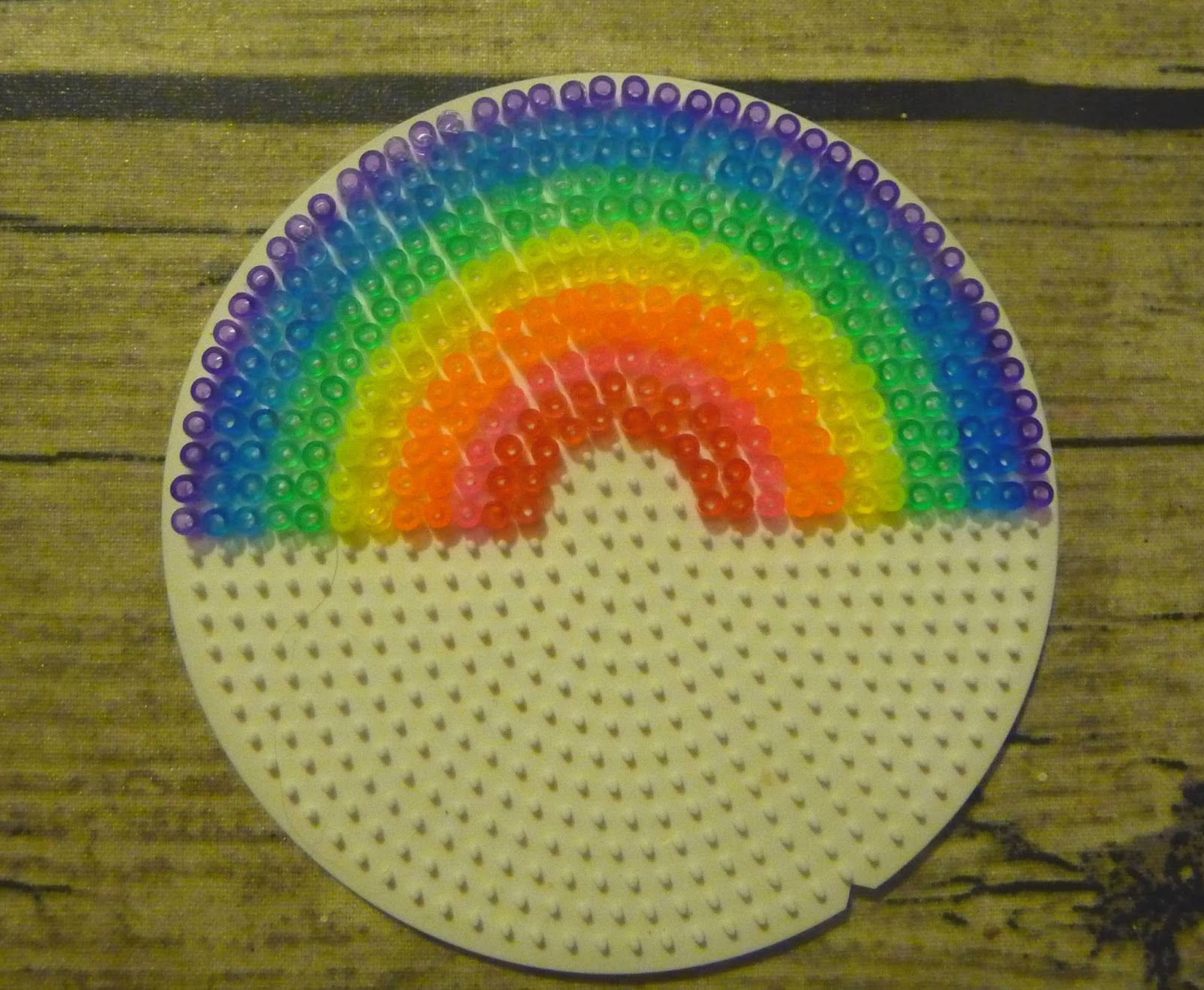 Perle A Repasser Coeur Arc En Ciel Cuillère, aiguille et scie sauteuse: Pendentif arc-en-ciel en minis