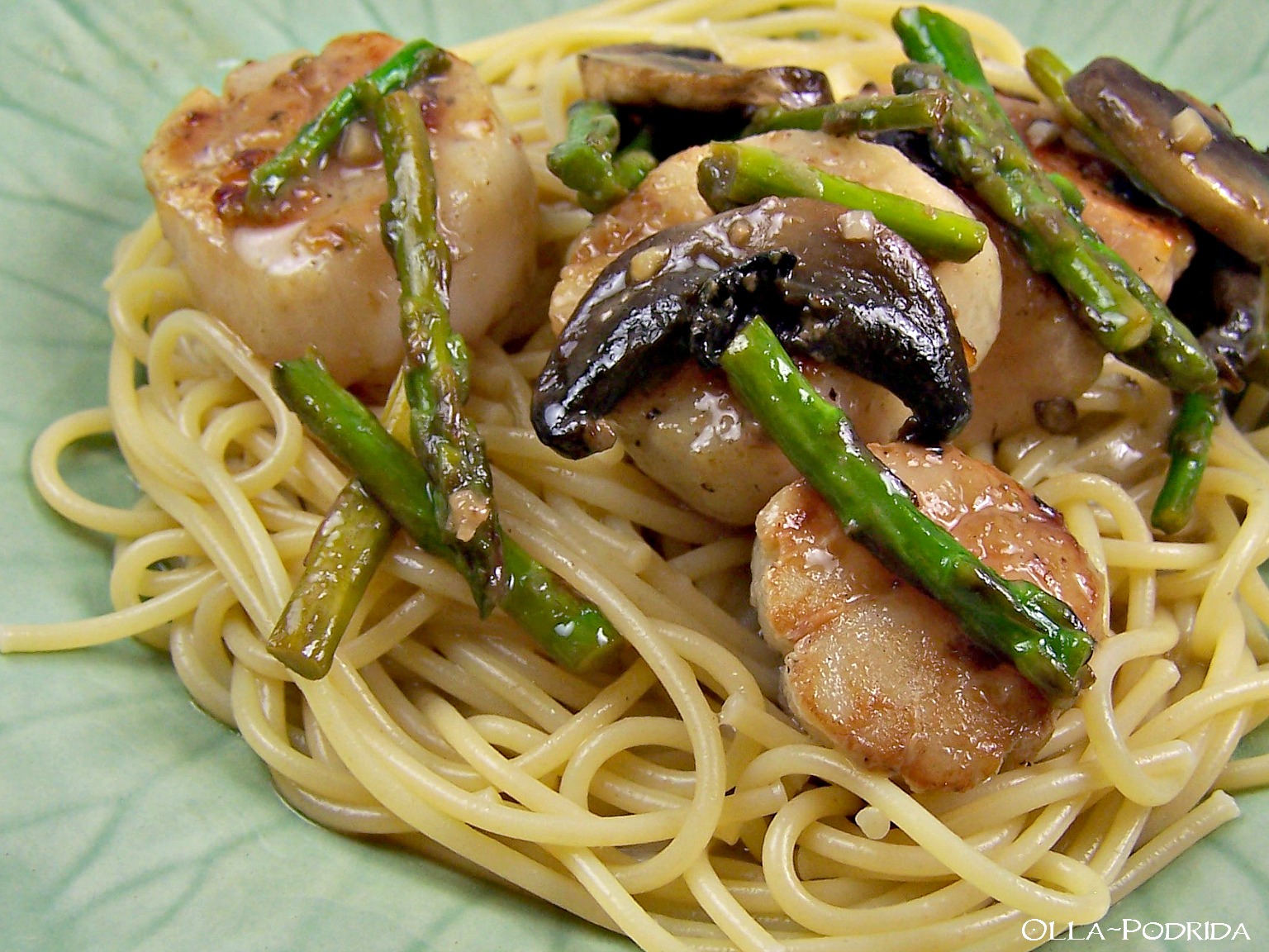 OllaPodrida Scallops with Mushrooms and Asparagus