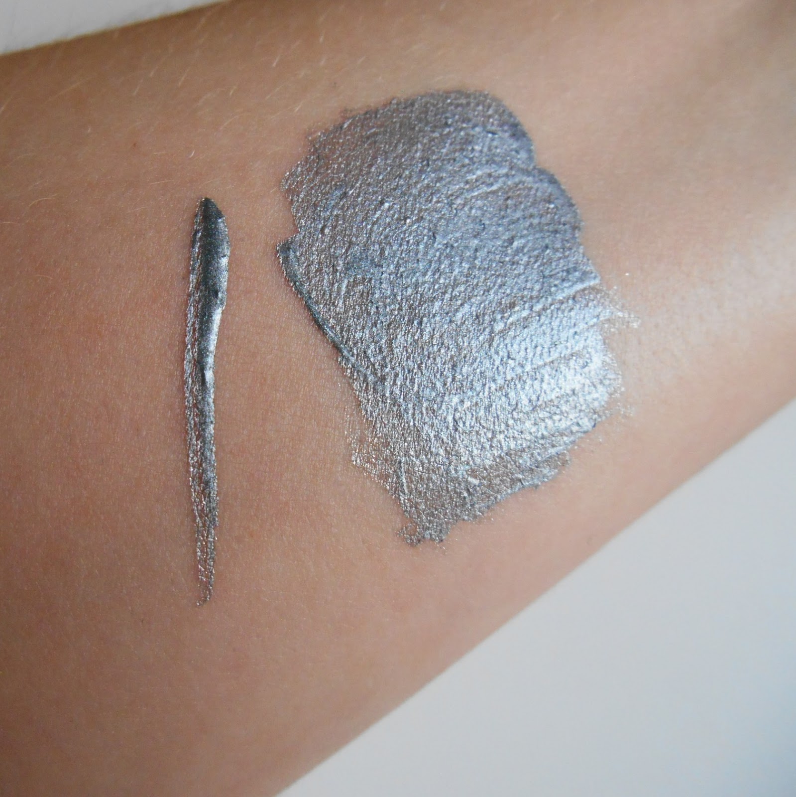 melaecannella Avon LIQUID CHROME Eyeliner Electric Blue, Plum