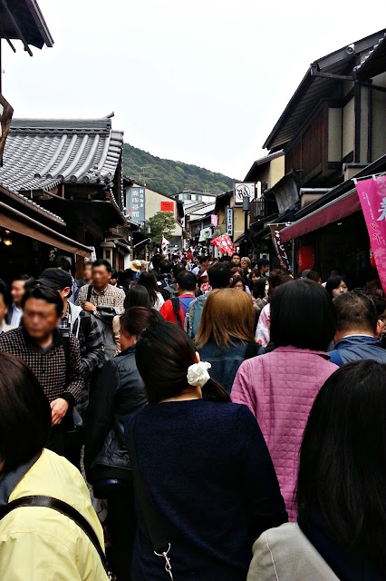 on the way to Kiyomizu Temple from Tofu Restaurant. www.meheartseoul.blogspot.com | Okamoto Kimono Rental