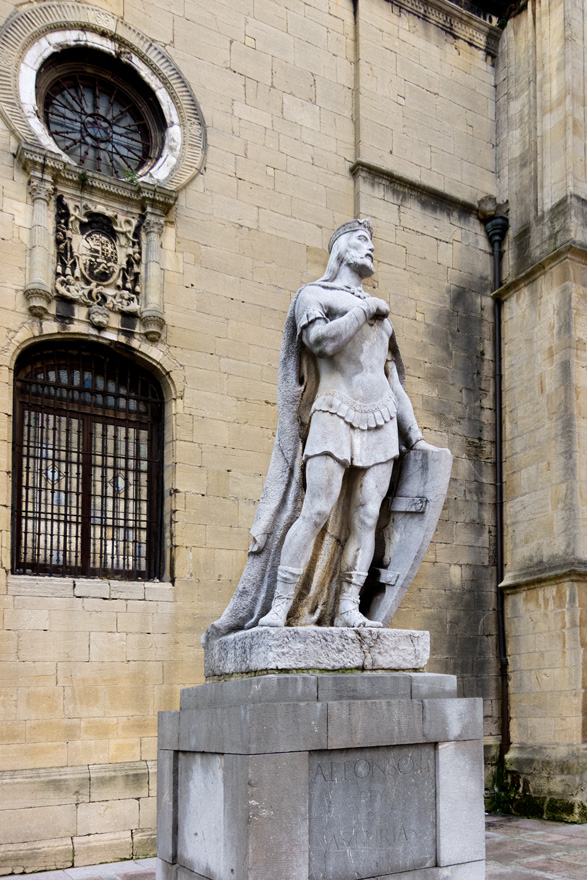 Estatua de Alfonso II el Casto en Oviedo