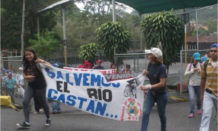 Caminaron a favor del río Castán