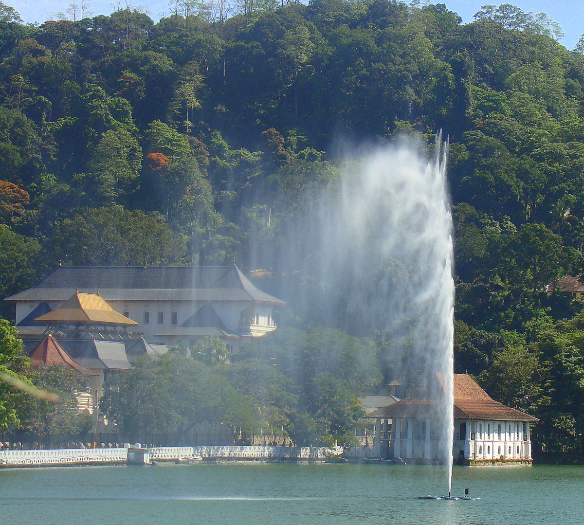 DiscoverSriLanka SRI LANKA FOUNTAIN [ KANDY LAKE ]