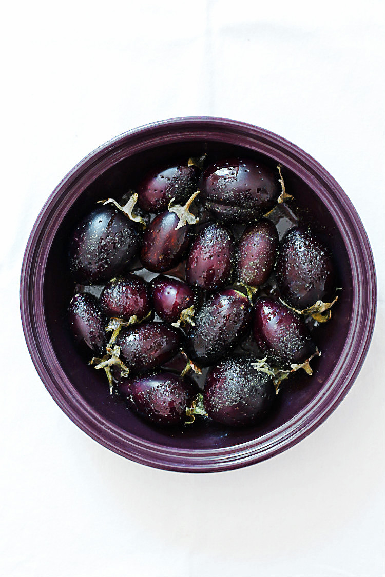 Rohe Mini-Auberginen für: Mini-Auberginen mit geräuchertem Mozzarella aus der Tajine | Arthurs Tochter kocht. Der Blog für Food, Wine, Travel & Love von Astrid Paul Rohe Mini-Auberginen für: Mini-Auberginen mit geräuchertem Mozzarella aus der Tajine | Arthurs Tochter kocht. Der Blog für Food, Wine, Travel & Love von Astrid Paul