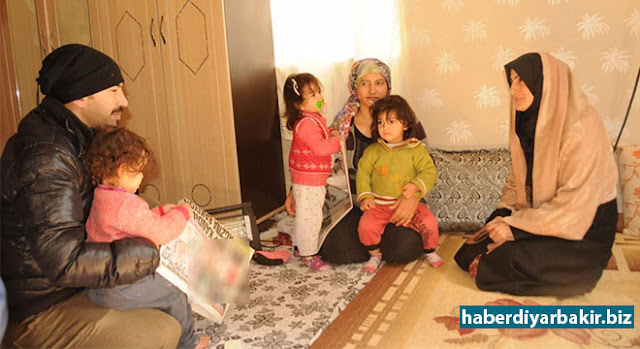 Diyarbakır'da ikisi kalp hastası olan üçüzlere Kayapınar Belediyesi sahip çıktı DİYARBAKIR-Kayapınar Belediyesi yetkilileri, 8 yıl aradan sonra üçüz çocuk sahibi olan İhsan ve Ayfer Dadır çiftini evlerinde ziyaret edip sorunlarını dinleyerek, 2’si kalp hastası olan çocuklarının tedavisi için gerekli desteği vereceklerini söylediler.