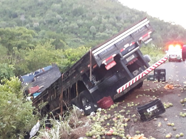 Carga de fruta cai sobre veículo e mata passageiros na BR-316 Carga de fruta cai sobre veículo e mata passageiros na BR-316