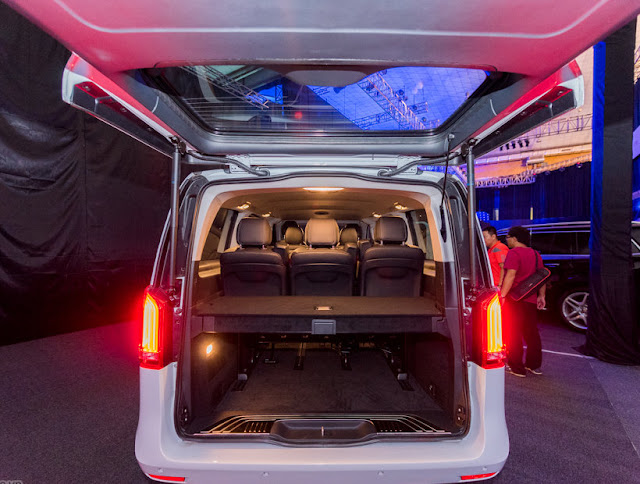 Không gian Mercedes V220 d AVANTGARDE Mercedes V220 d AVANTGARDE có khoang cốp xe rộng rãi