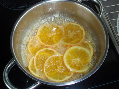 preparando naranja confitada