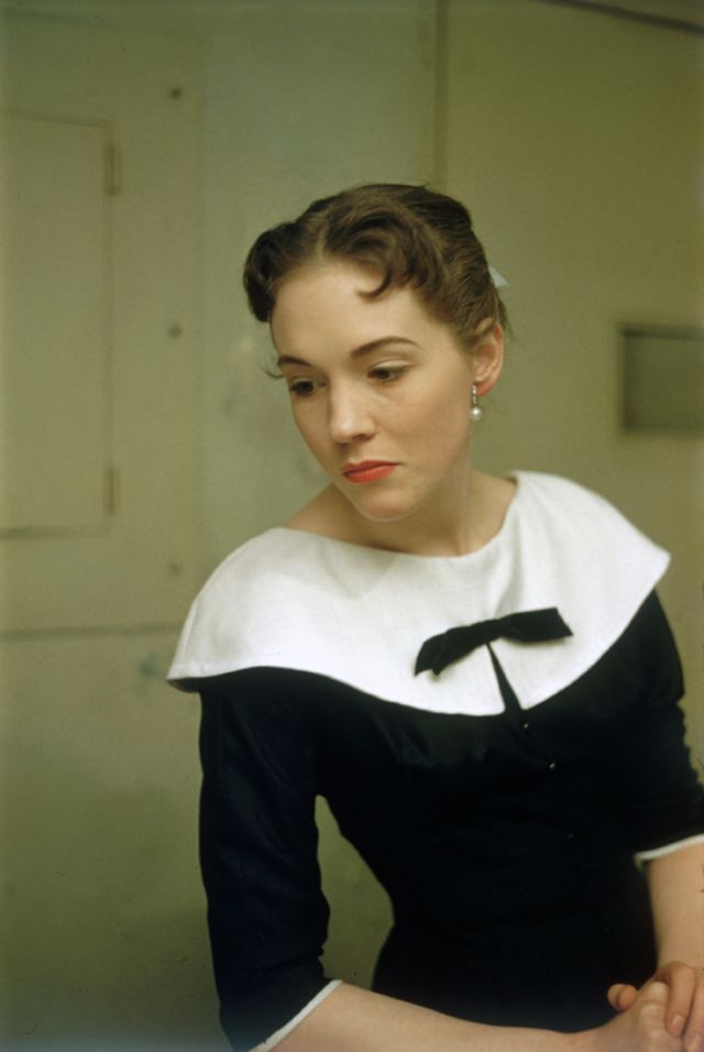 20 Wonderful Color Photographs of a Young and Beautiful Julie Andrews