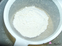 Añadiendo la harina y la levadura tamizándola