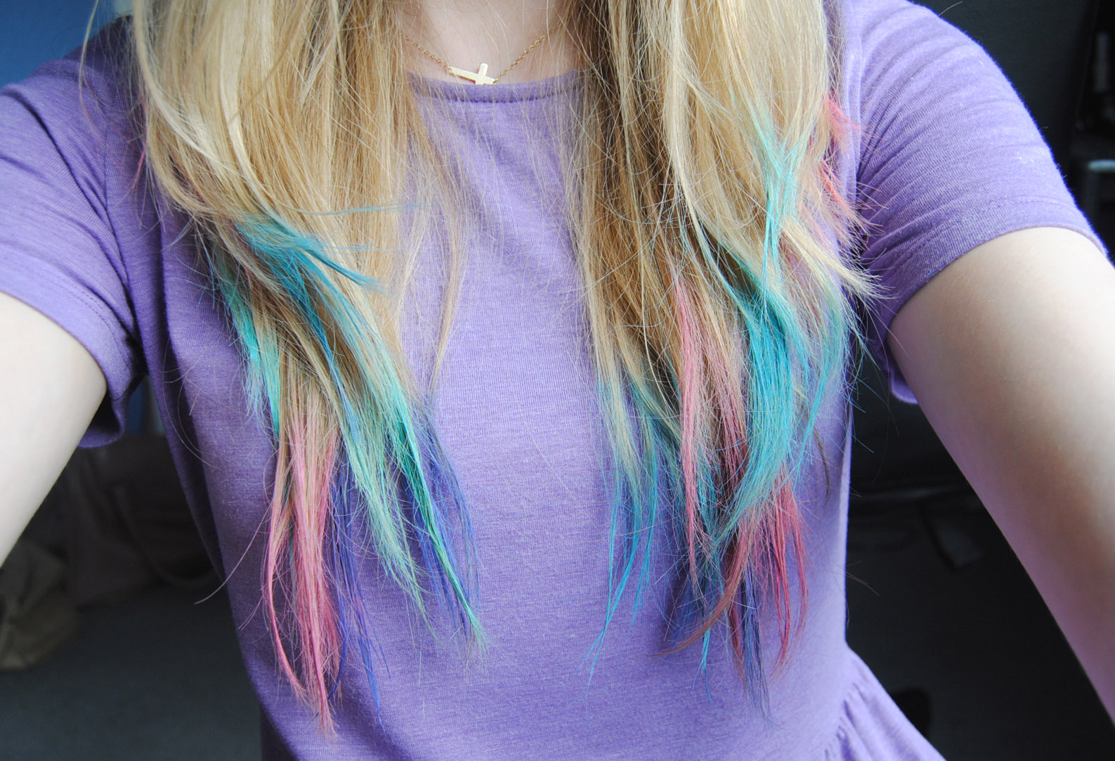 Как покрасить волосы тоником в домашних условиях. Разноцветные пряди. Разноцветные пряди волос. Голубые пряди на русых волосах. Цветные кончики волос.