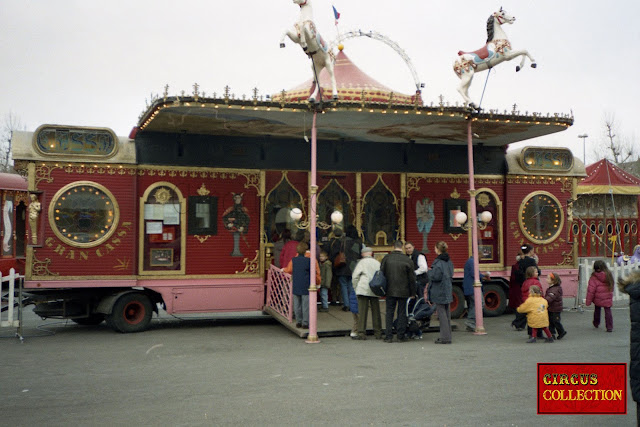Magnifique roulotte caisse du cirque Italien il Florilegio  