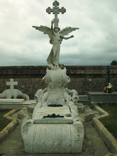 Tumba en el cementerio de Comillas Una de las tumbas del cementerio de Comillas, Cantabria