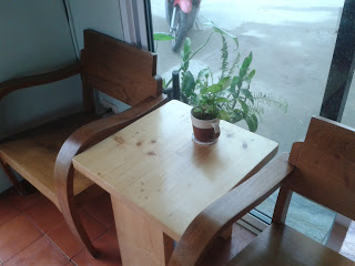 โต๊ะนั่งภายในร้านกาแฟ