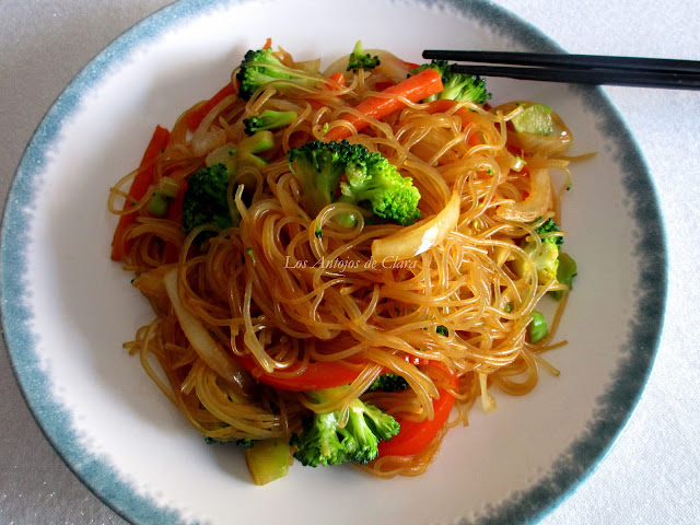 Verduras salteadas con fideos de cristal y salsa de soja