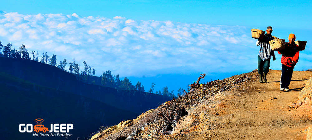 penambang batu belerang di kawah ijen crater yang gigih para penambang batu belerang di kawah ijen